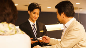 大手ホテルフロント業務｜勤務時間選択可｜月収25万円以上